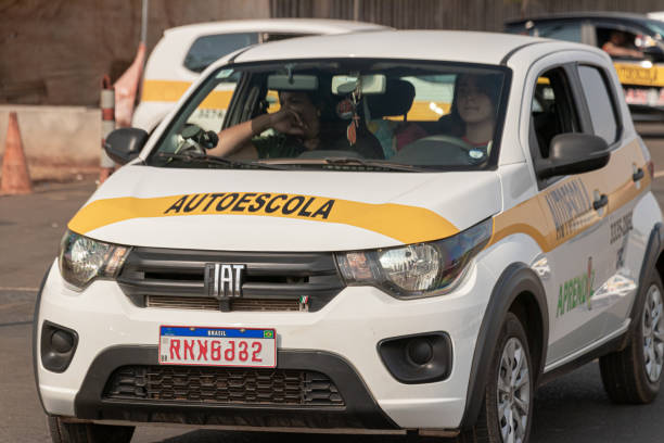 carro com pessoas fazendo aulas de direção para obter a carteira de habilitação.