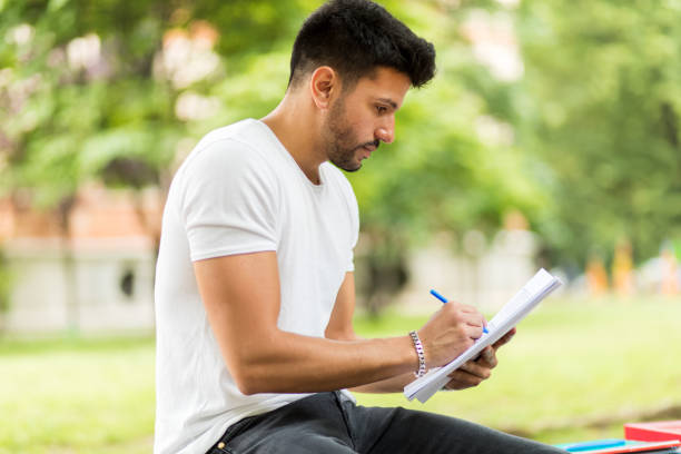 Estudante calmo e concentrado revisando anotações antes da prova, aprendendo como se concentrar e controlar o nervosismo no dia do exame.