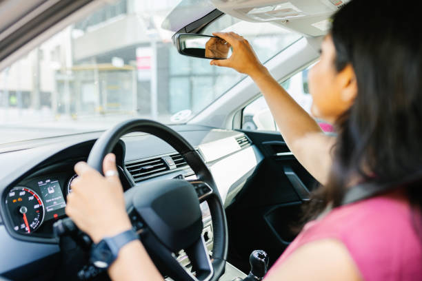 Motorista ajustando o carro antes de dirigir, garantindo segurança e preparação completa para dirigir com confiança