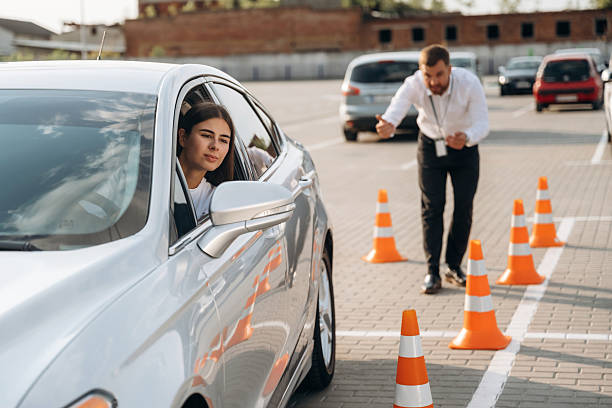 Motorista aprendendo a fazer baliza passo a passo, com dicas incríveis para executar a manobra sem errar.