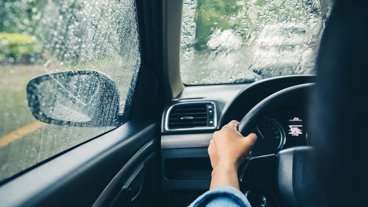 Motorista dirigindo carro em dias de chuva , vista de dentro do veiculo