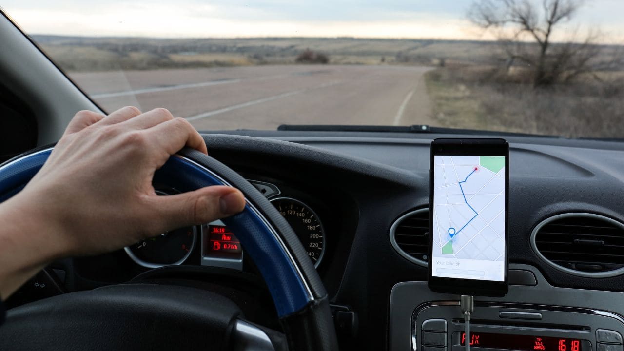 celular fixado no suporte do carro com GPS aberto